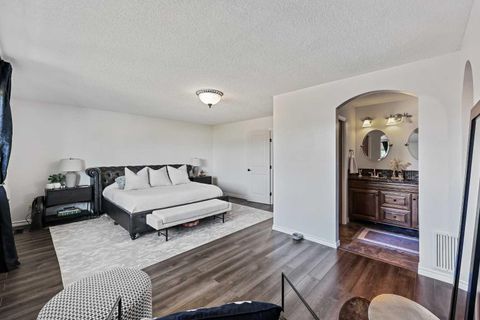 52 West Edge Road Cochrane AB T4C 1L1