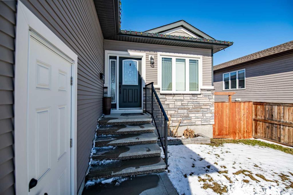 Photo of 12 Cyprus Road, Blackfalds, AB T4M 0C5 (MLS # A2305585)