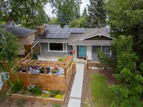 Photo of 824 Cannell Road SW, Calgary, AB T2W 1T4 (MLS # A2329096)
