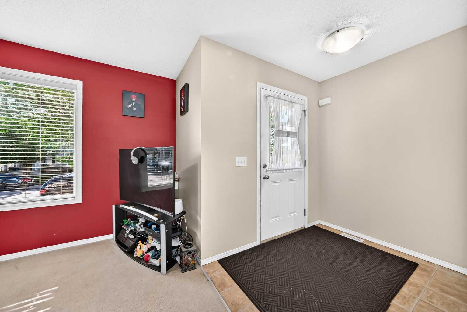 18 Taralake Gardens NE