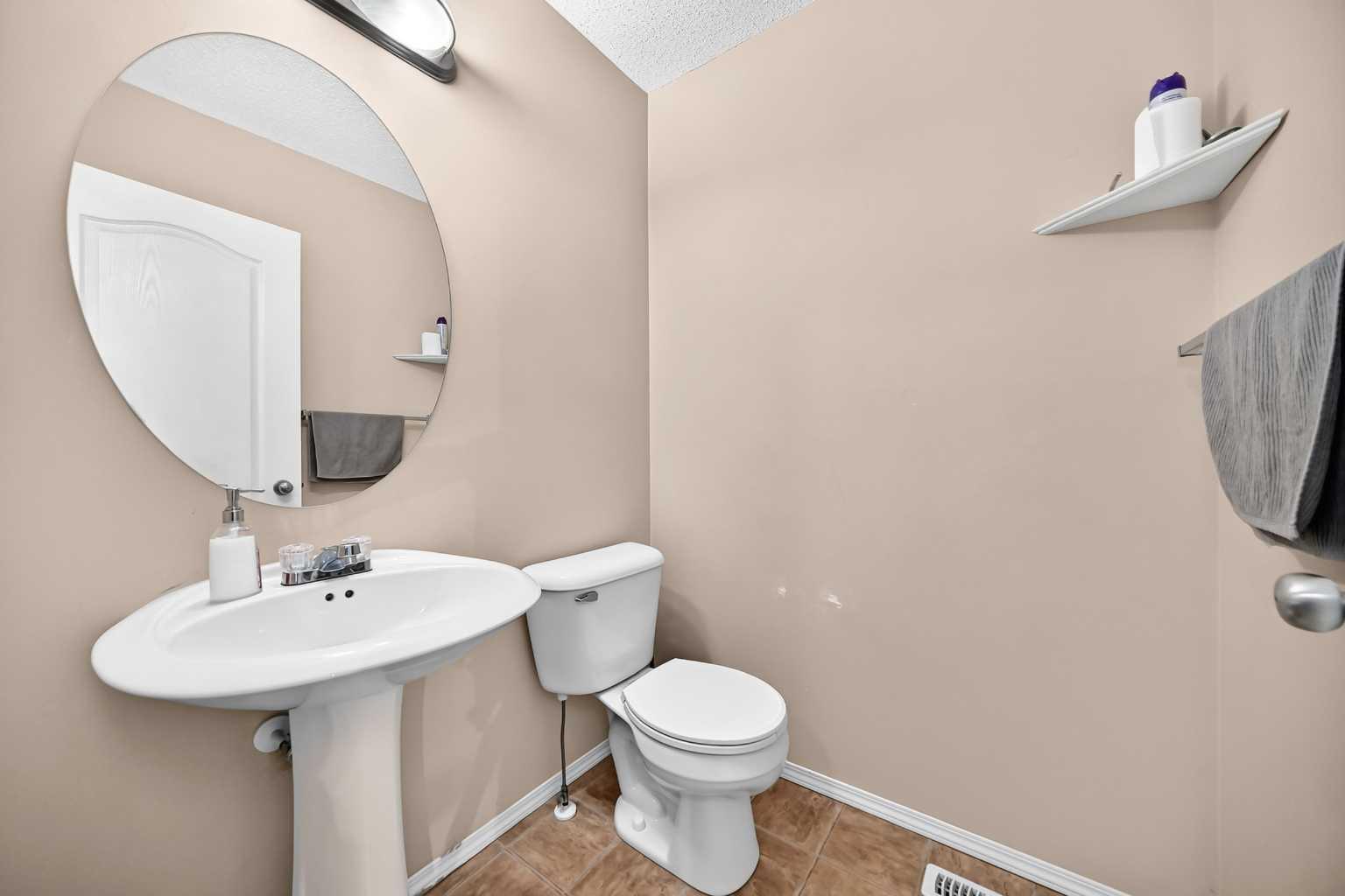 18 Taralake Gardens NE