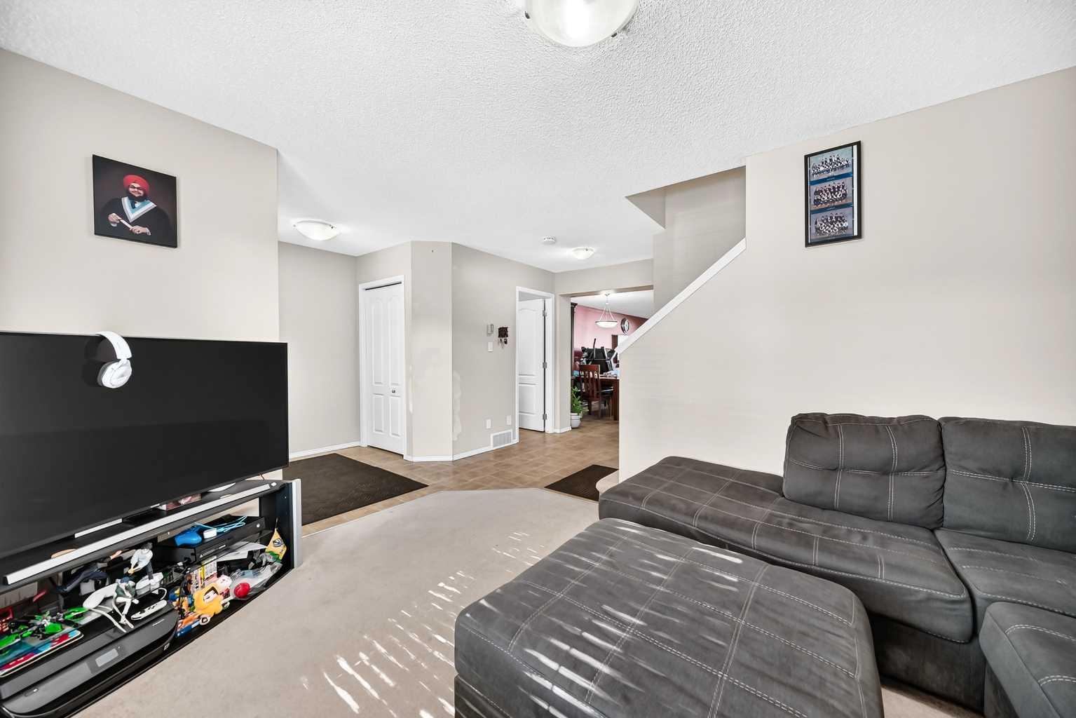 18 Taralake Gardens NE