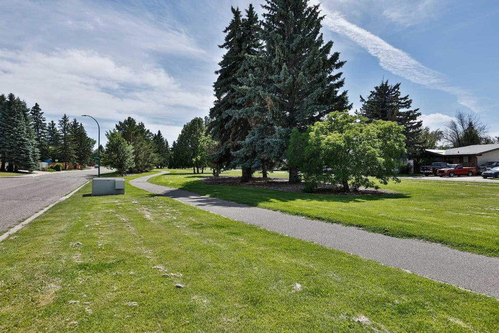 Photo of 1019 Glacier Drive S, Lethbridge, AB T1K 3N3 (MLS # A2328372)