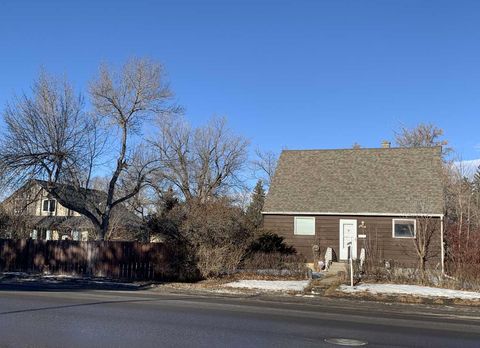 7620 34 Avenue NW Calgary AB T3B 1N6