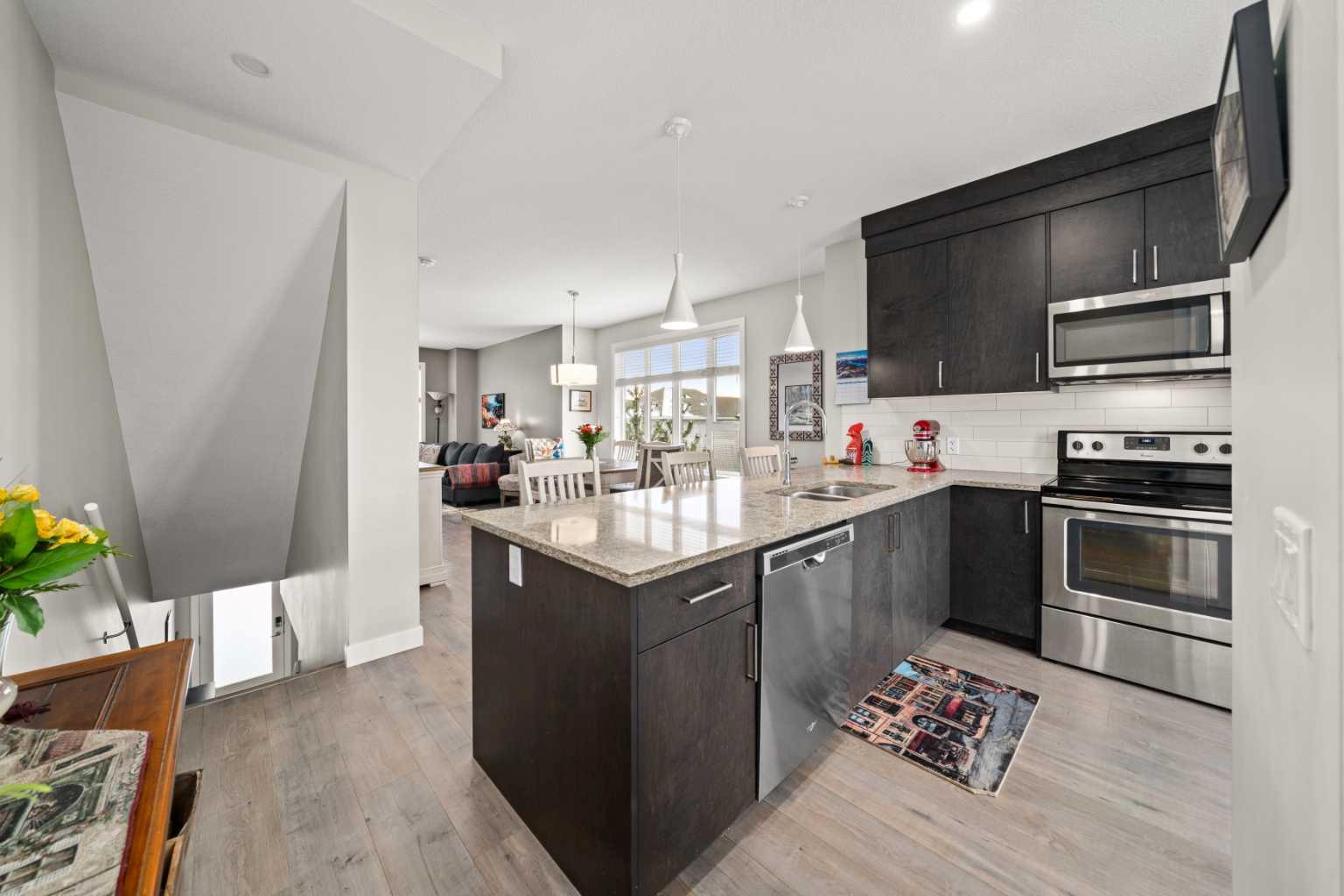 512 Drake Landing Wynd