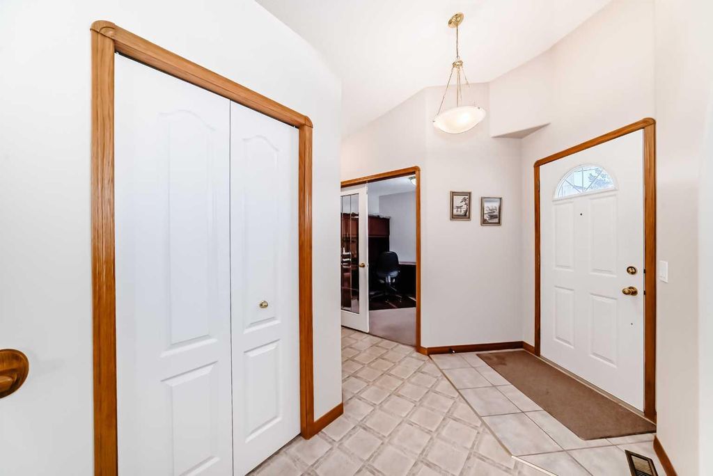 Photo of 220 Rocky Ridge Villas NW, Calgary, AB T3G 4R3 (MLS # A2297086)