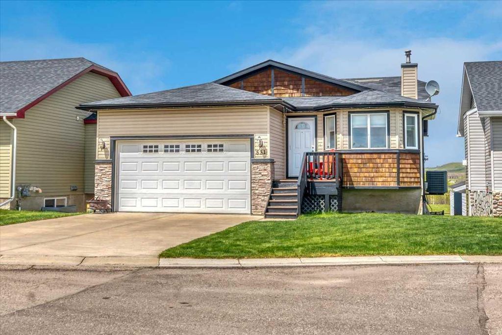 Photo of 531 COUNRY MEADOWS Way, Diamond Valley, AB T0L 2A0 (MLS # A2314488)