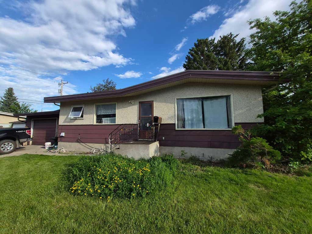 Photo of 2702 8A Avenue N, Lethbridge, AB T1H 1E2 (MLS # A2322229)