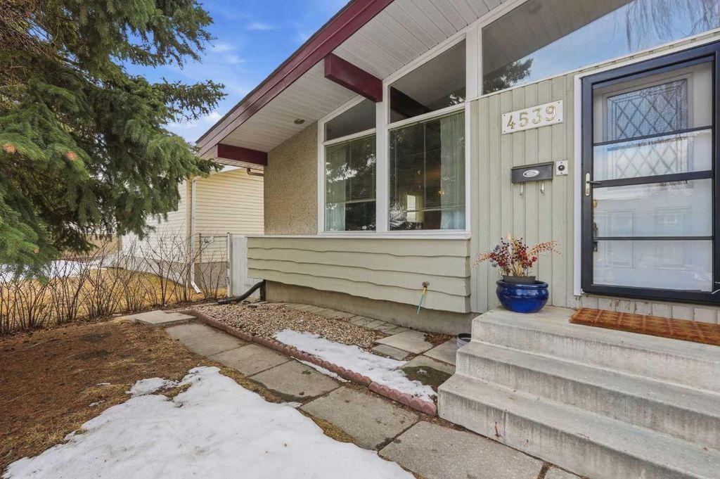 Photo of 4539 Vandergrift Crescent NW, Calgary, AB T3A 0J1 (MLS # A2300499)