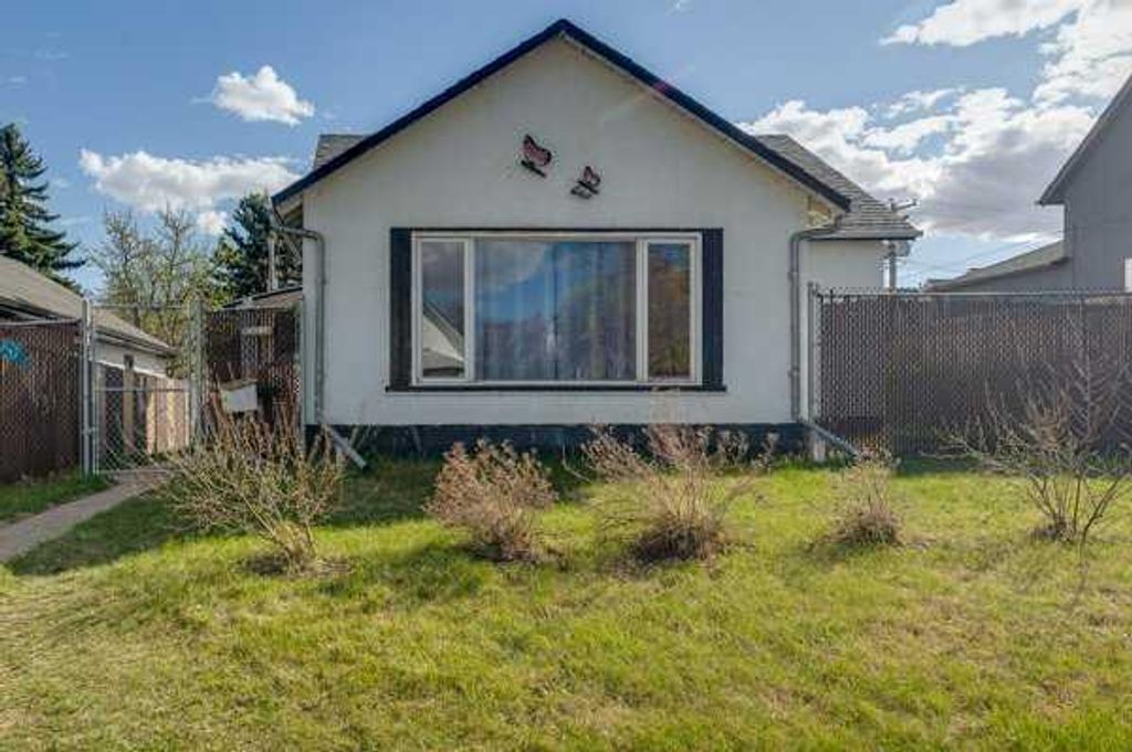 Photo of 5013 54 Avenue, Ponoka, AB T4J 1H2 (MLS # A2310361)