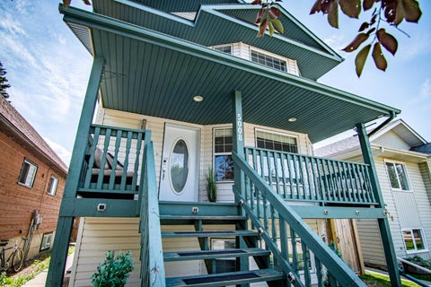 Photo of 5008 41 Street, Sylvan Lake, AB T4S 1B9 (MLS # A2285838)