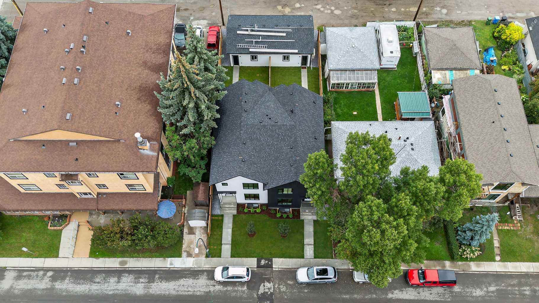 2038 54 Avenue SW
