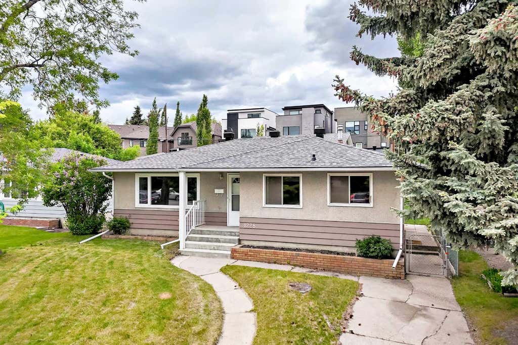 Photo of 1228 Rosehill Drive NW, Calgary, AB T2K 1M1 (MLS # A2318980)