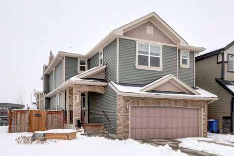 Photo of 546 Sherwood Boulevard NW, Calgary, AB T3R 0R7 (MLS # A2295395)