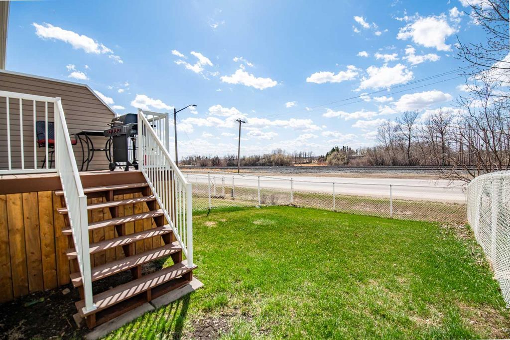 Photo of 2002 22 Avenue #6, Bowden, AB T0M 0K0 (MLS # A2307667)