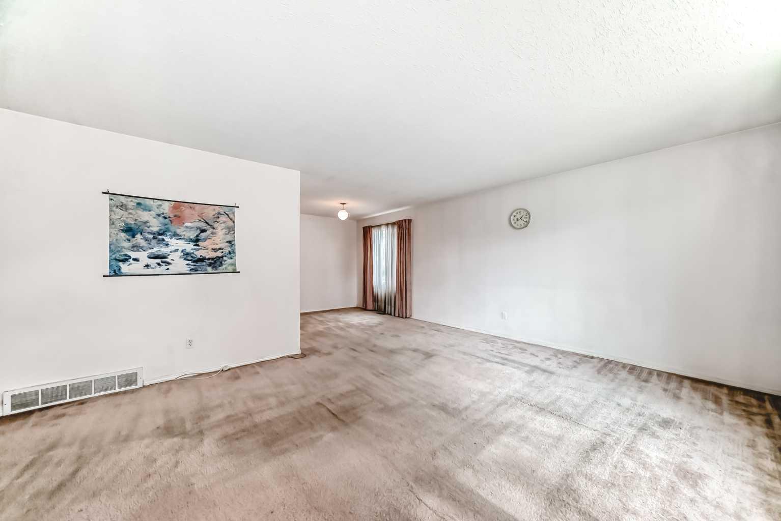 352 Malvern Close NE