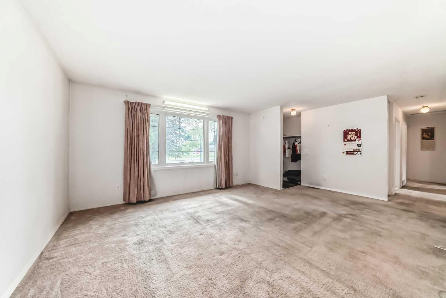 352 Malvern Close NE