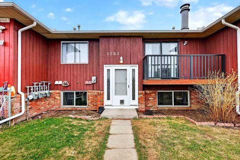 Photo of 1203 44 Street SE #E, Calgary, AB T2A 5E6 (MLS # A2306317)