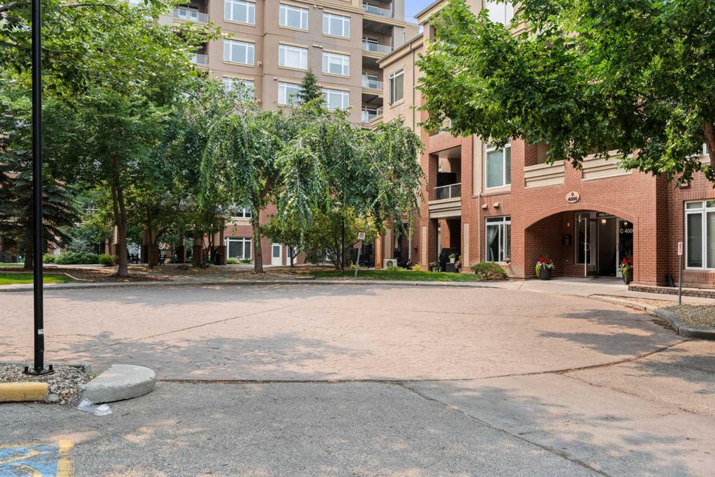 Photo of 24 Hemlock Crescent SW #4203, Calgary, AB T3C 2Z1 (MLS # A2332309)