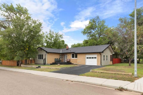 Photo of 410 4 Avenue SW, Medicine Hat, AB T1A 4Z9 (MLS # A2344988)