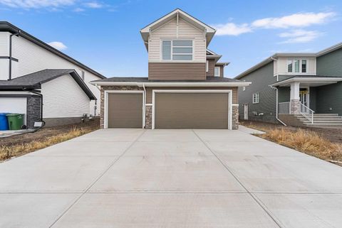Photo of 72 Dawson Wharf Mount, Chestermere, AB T1X 2X6 (MLS # A2269469)