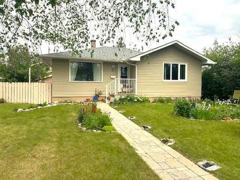 4736 Worcester Drive SW Calgary AB T3C 3L6