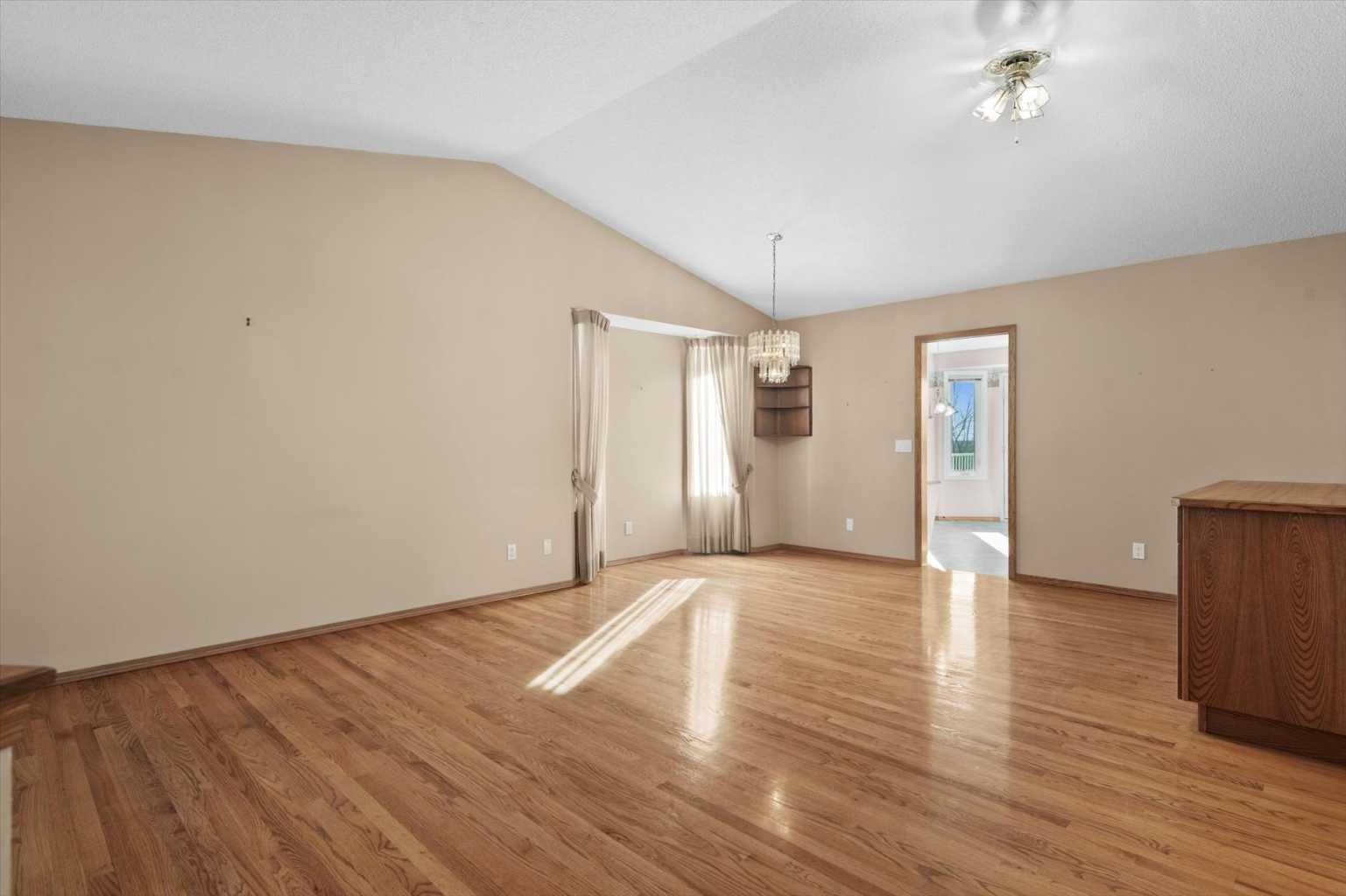 222 Arbour Cliff Close NW