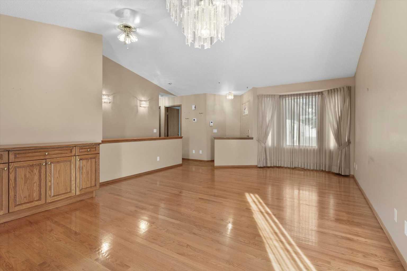 222 Arbour Cliff Close NW