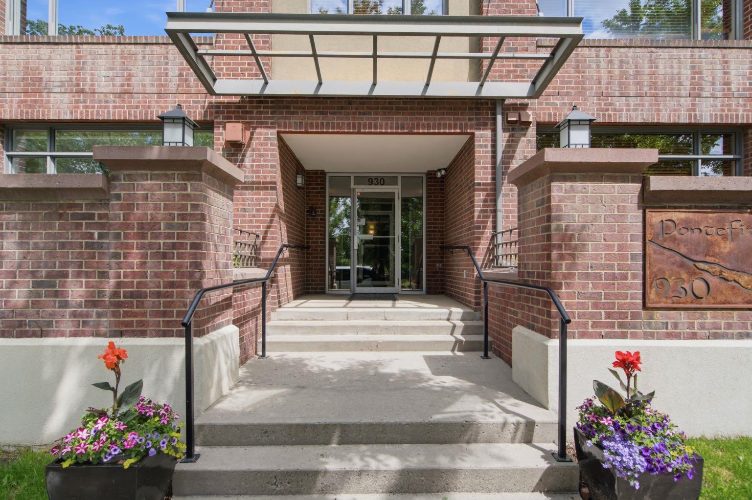 930 Centre Avenue NE 438