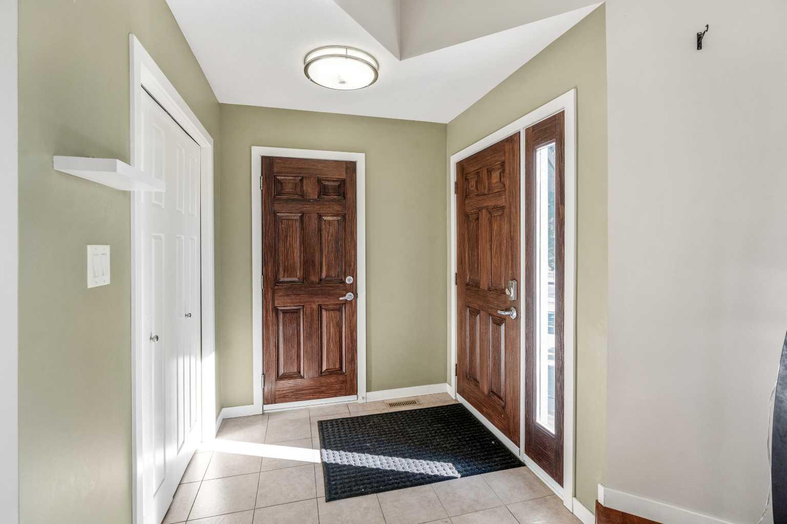 609 Sunridge Crescent W