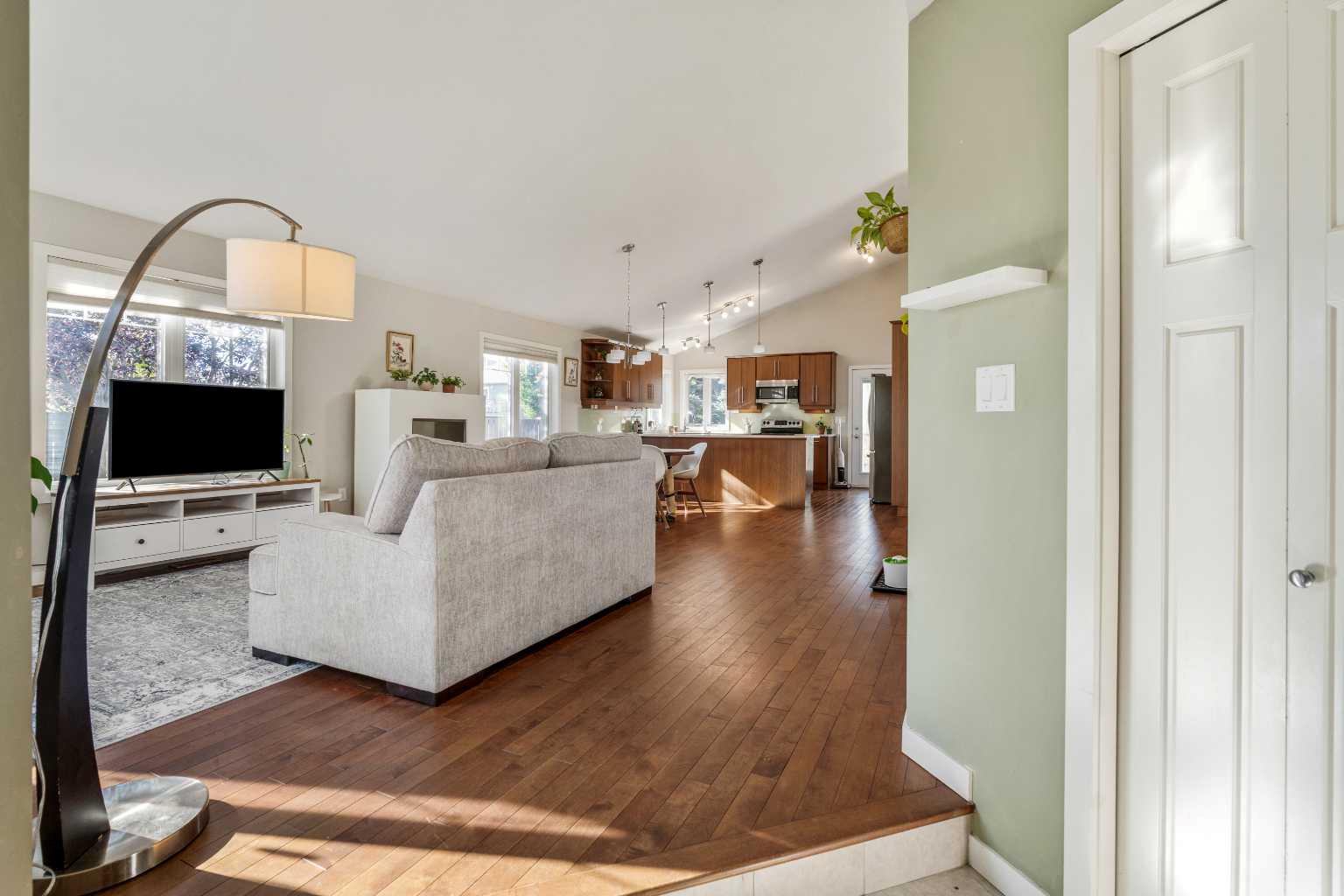 609 Sunridge Crescent W