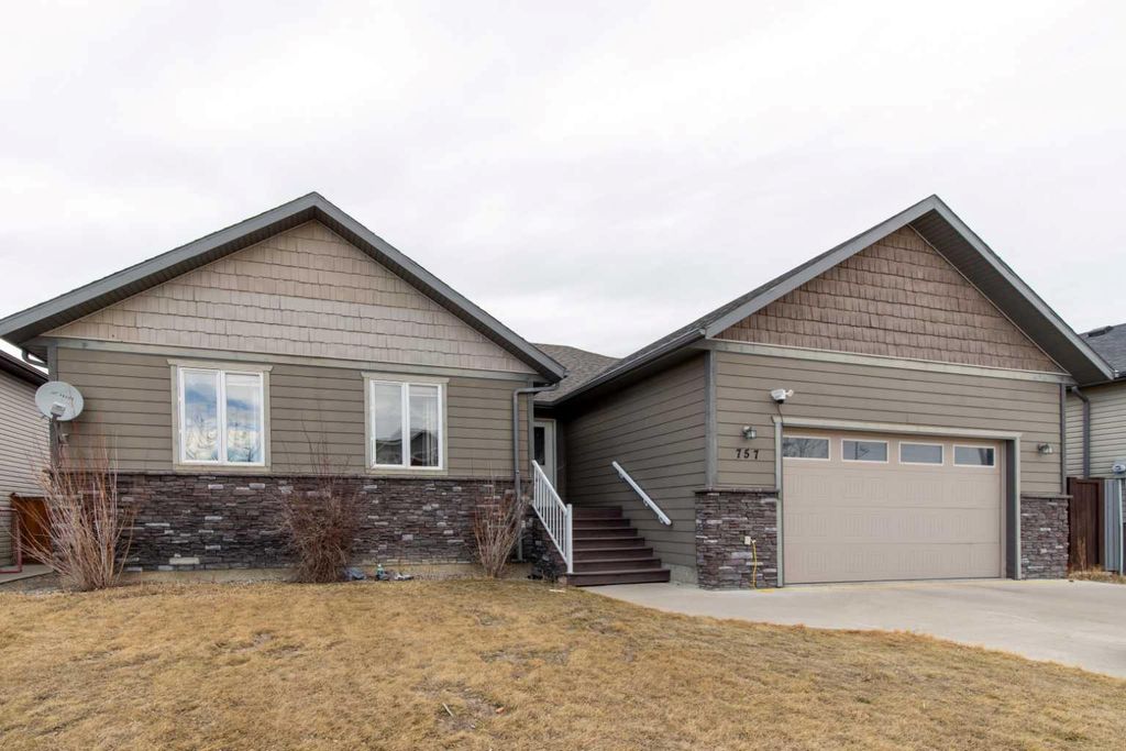 Photo of 757 27 Street, Fort Macleod, AB T0L 0Z0 (MLS # A2290738)