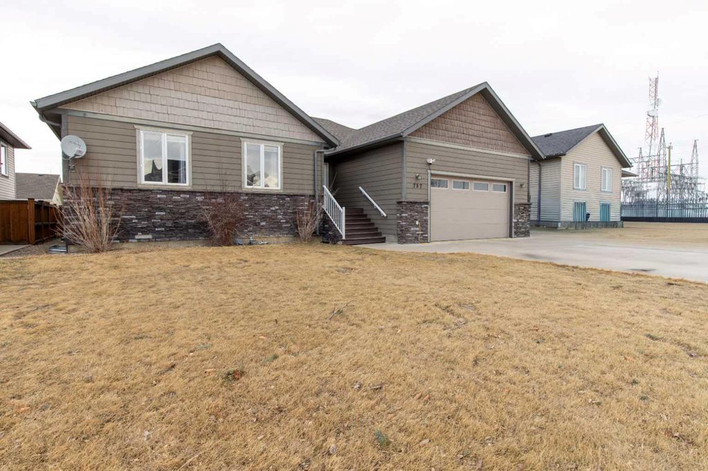 Photo of 757 27 Street, Fort Macleod, AB T0L 0Z0 (MLS # A2290738)