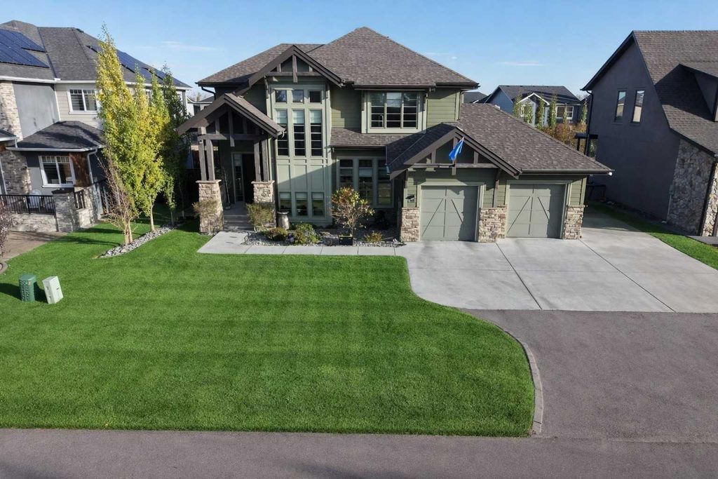 Photo of 800 E Lakeview Road, Chestermere, AB T1X 1R2 (MLS # A2287110)