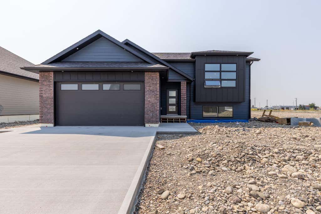 Photo of 902 Willow Lane, Fort Macleod, AB T0L 0Z0 (MLS # A2327404)