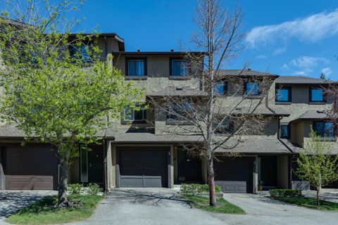 Photo of 22 Glamis Gardens SW, Calgary, AB T3E 6S4 (MLS # A2310779)