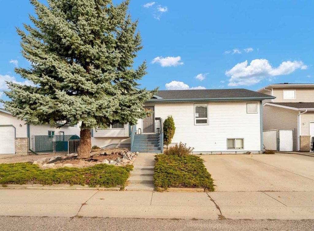 Photo of 135 Sage Close SE, Medicine Hat, AB T1B 4H4 (MLS # A2288529)