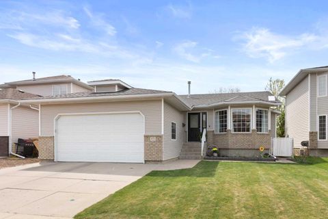 Photo of 453 Stark Way SE, Medicine Hat, AB T1B 4N1 (MLS # A2310921)