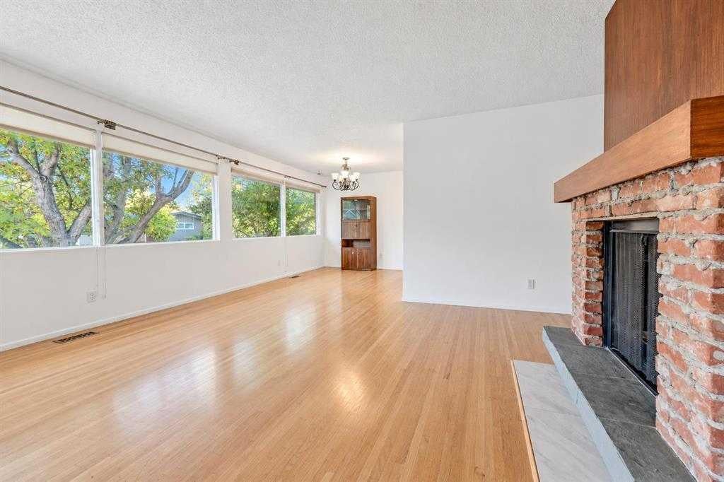 Photo of 3912 Vancouver Crescent NW, Calgary, AB T3A 0M1 (MLS # A2354482)