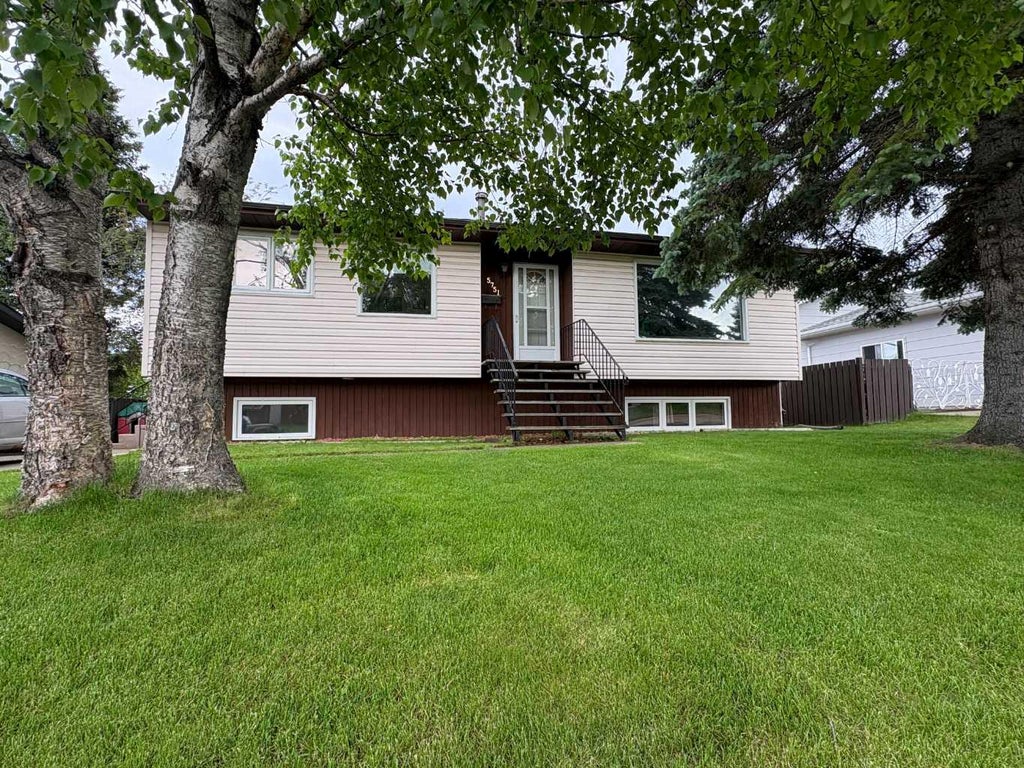 Photo of 5751 55 Street, Rocky Mountain House, AB T4T 1J7 (MLS # A2328835)