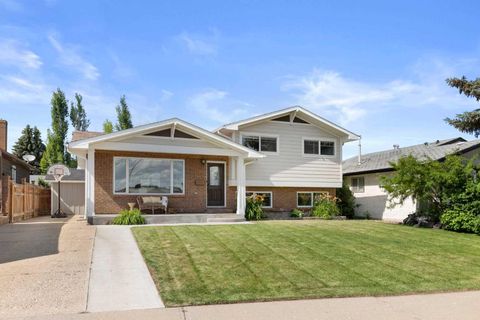 Photo of 52 Cunliffe Crescent SE, Medicine Hat, AB T1B 1K6 (MLS # A2322712)