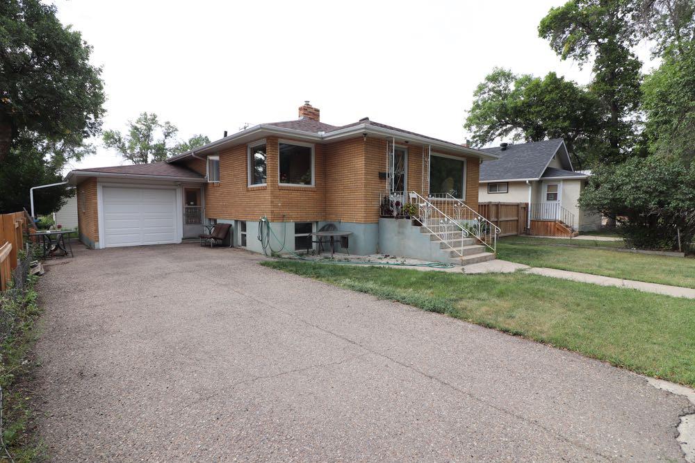 Photo of 267 3 Street NW, Medicine Hat, AB T1A 6K8 (MLS # A2346471)