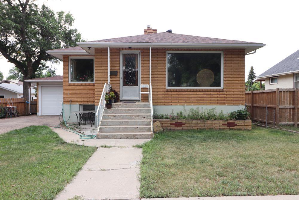 Photo of 267 3 Street NW, Medicine Hat, AB T1A 6K8 (MLS # A2346471)