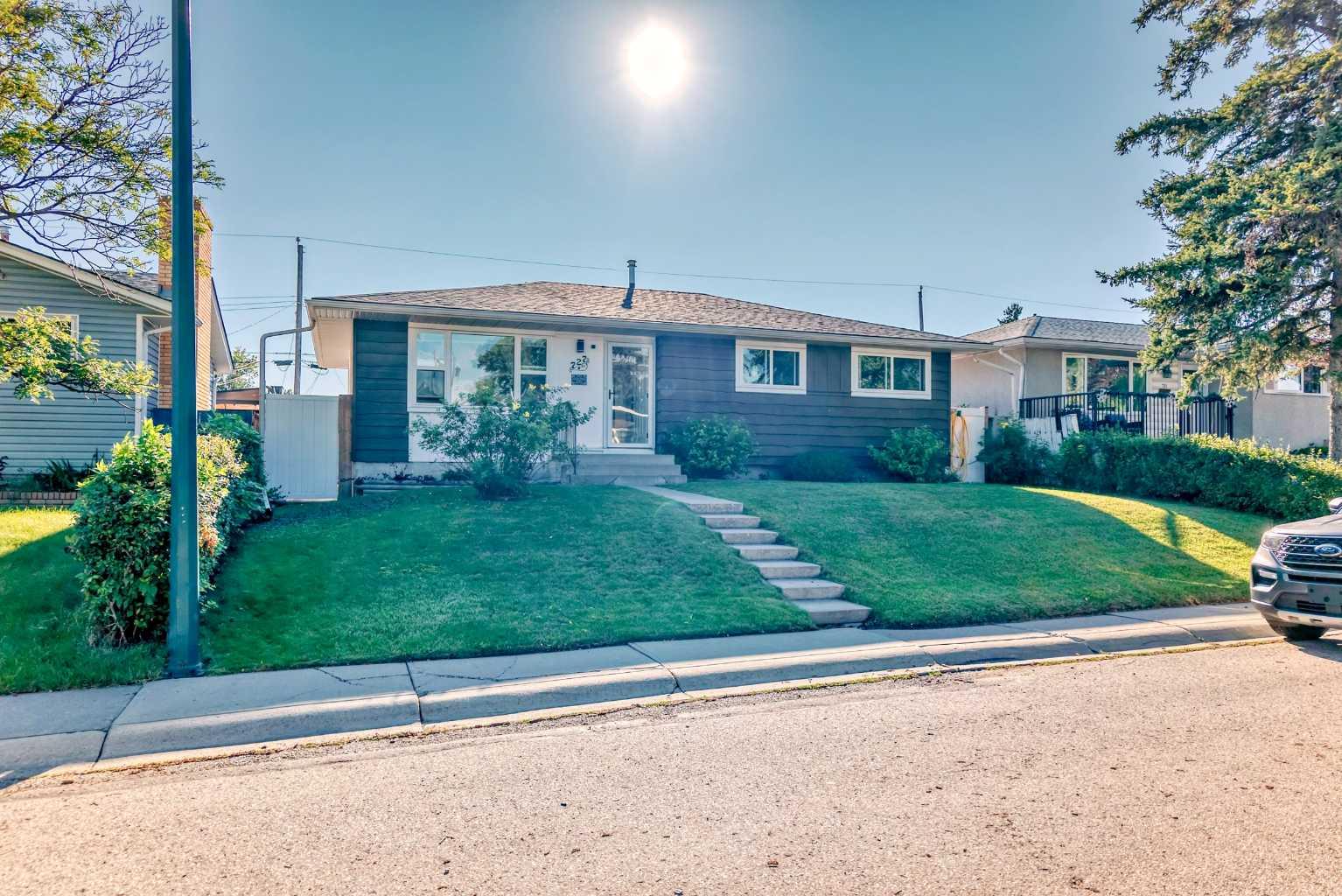 727 Macleay Road NE