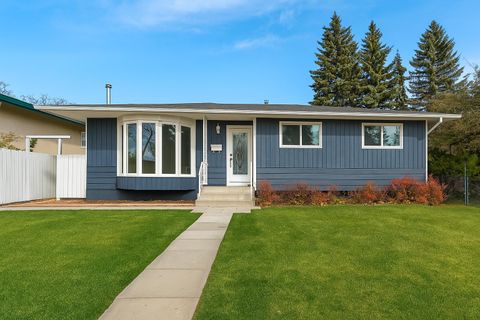 4 Harvey Place SW Calgary AB T2V 3A5