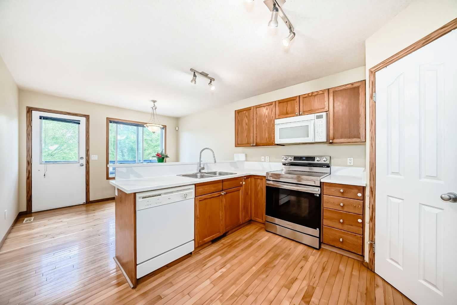 30 Covehaven View NE