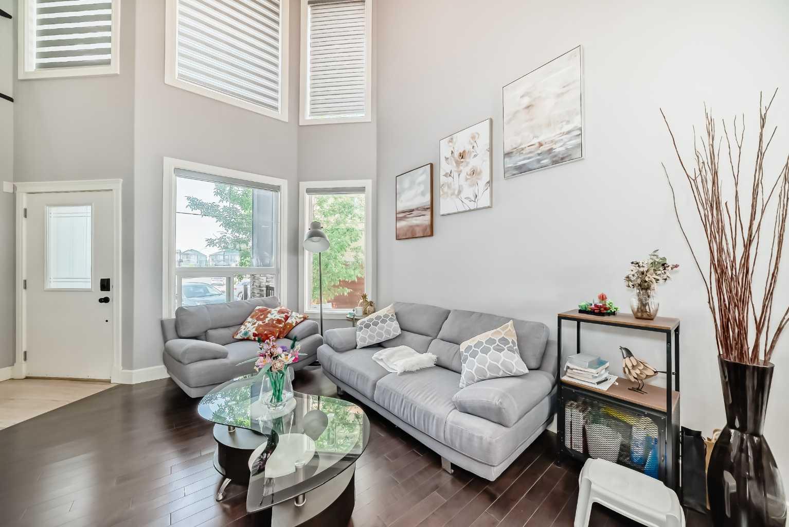 26 Saddlelake View NE