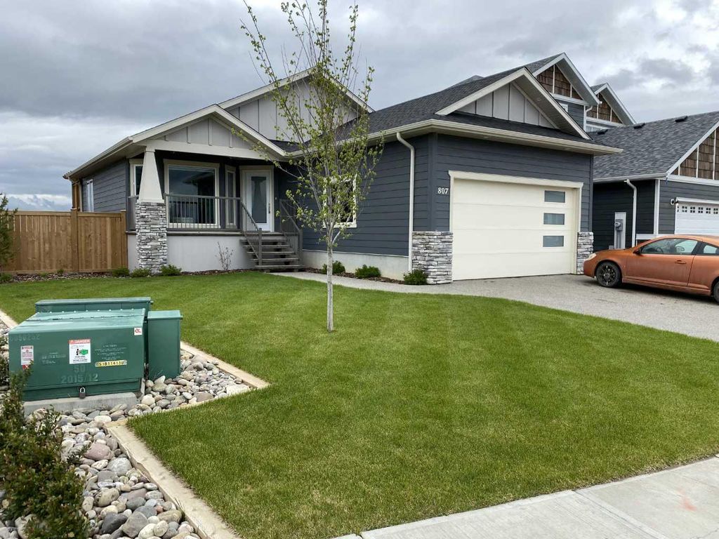 Photo of 807 Sunset Place, Picture Butte, AB T0K 1V0 (MLS # A2308332)