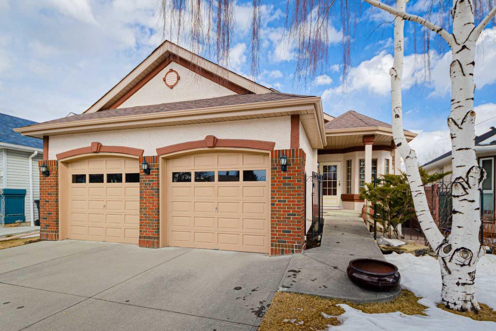Photo of 20 Somerset Drive SW, Calgary, AB T2Y 3C3 (MLS # A2290899)