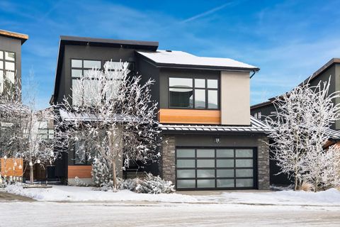 18 West Point Mews SW Calgary AB T3H 0X4